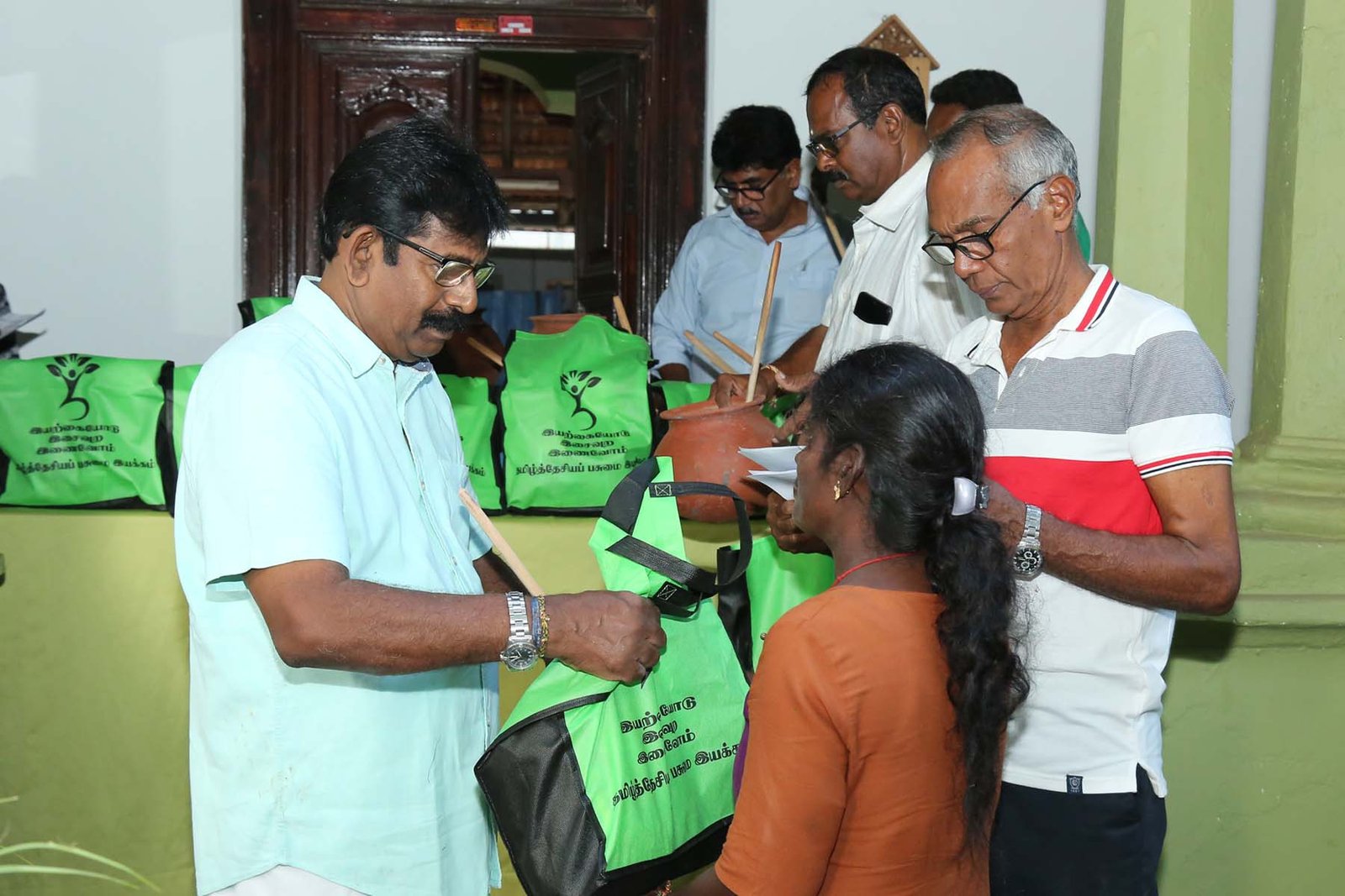 தமிழ்த் தேசியப் பசுமை இயக்கத்தால் மண்பானைப் பொங்கல் பொதிகள் வழங்கிவைப்பு