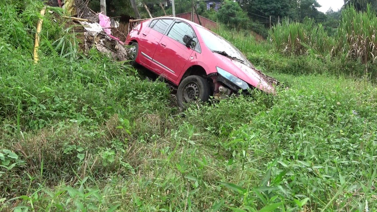 வீதியை விட்டு விலகி கார் விபத்து