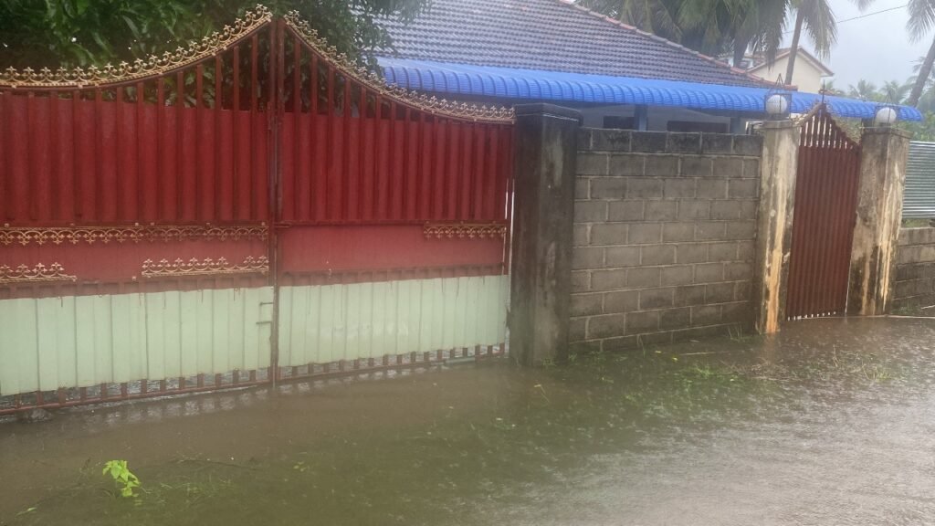 வெள்ளத்தில் மூழ்கியுள்ள ஜெயந்திபுரம்