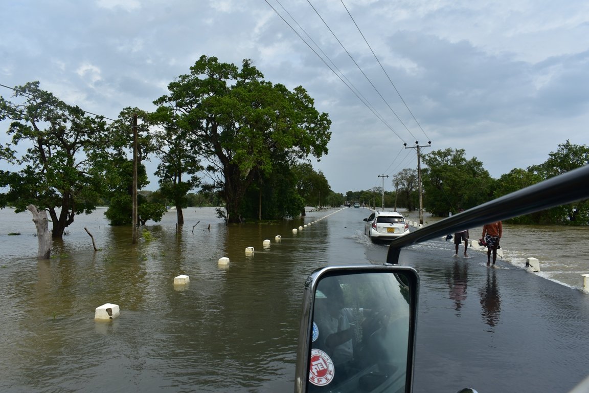வெள்ளத்தில் மூழ்கியது வெருகலம்பதி ஆலயம் மக்கள் பாசாலையில் தஞ்சம்