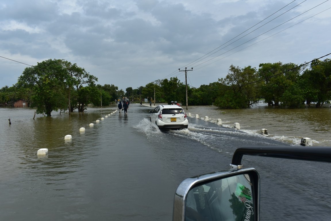 வெள்ளத்தில் மூழ்கியது வெருகலம்பதி ஆலயம் மக்கள் பாசாலையில் தஞ்சம்