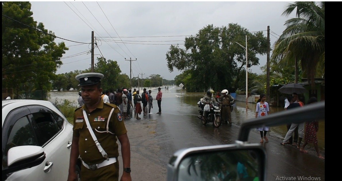 வெள்ளத்தில் மூழ்கியது வெருகலம்பதி ஆலயம் மக்கள் பாசாலையில் தஞ்சம்