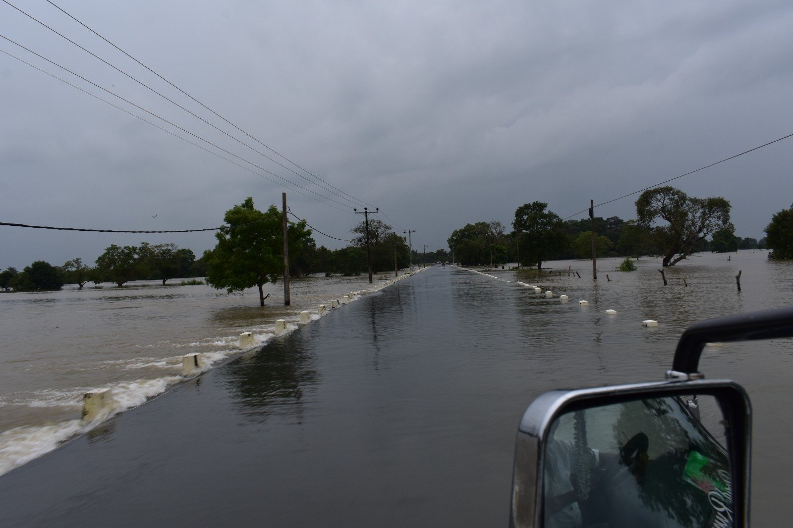 வெள்ளத்தில் மூழ்கியது வெருகலம்பதி ஆலயம் மக்கள் பாசாலையில் தஞ்சம்