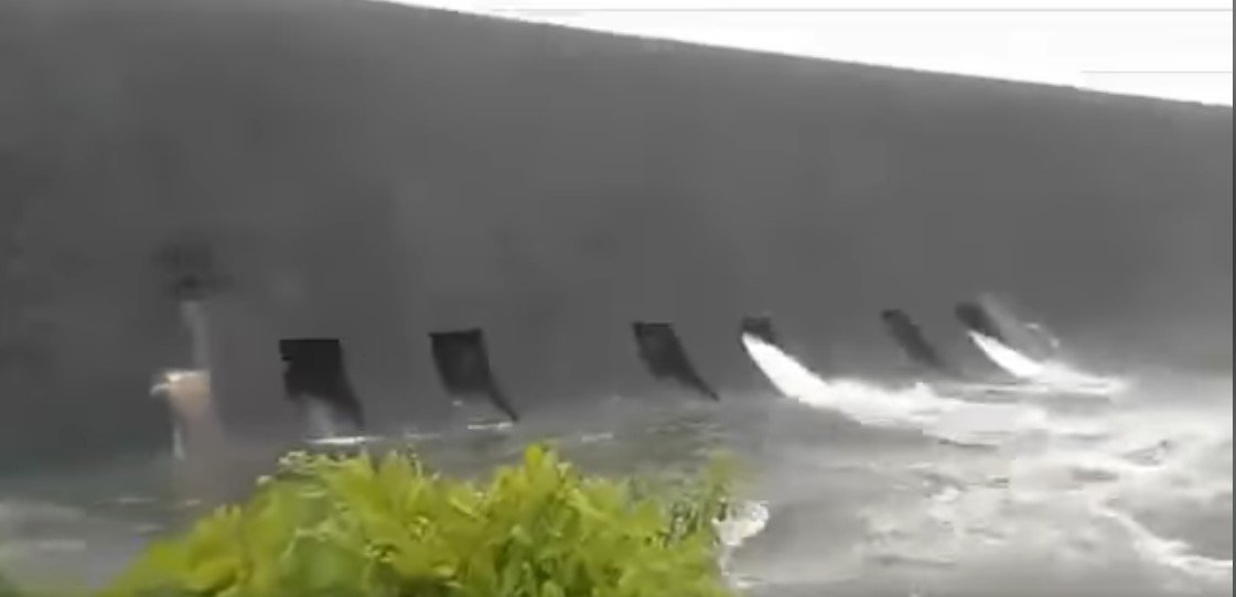 12 வருடங்களுக்கு பின் திறக்கப்பட்டுள்ள அம்பாறை இங்கினியாகல நீர்த்தேக்கத்தின் வான் கதவுகள்