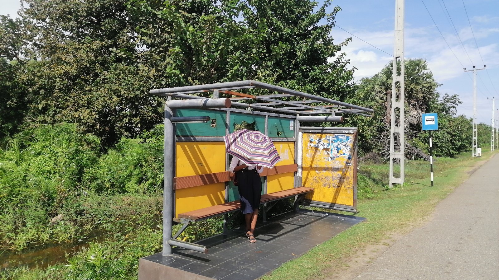 பேருந்து தரிப்பிடம் சீரின்மையால் மக்கள் அவதி