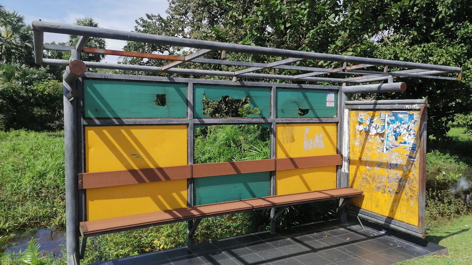 பேருந்து தரிப்பிடம் சீரின்மையால் மக்கள் அவதி