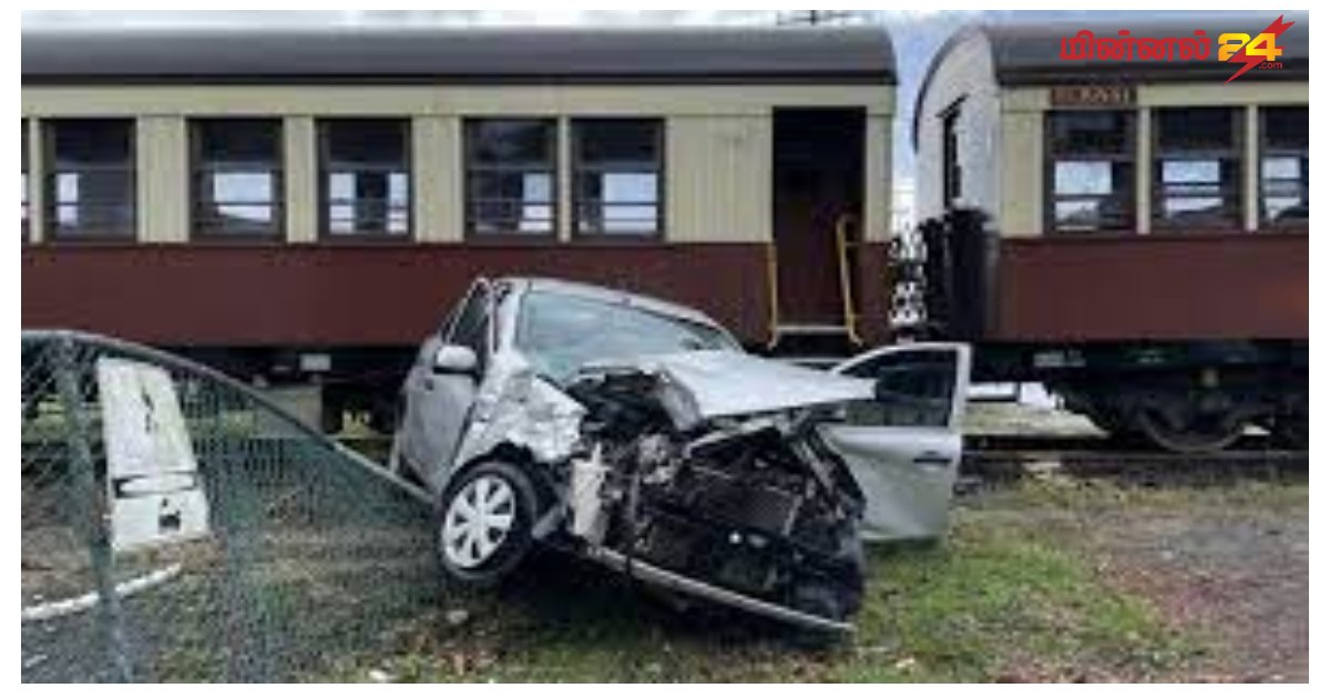 ரயிலுடன் மோதிய கார் சுற்றுலா பயணி உட்பட இருவர் காயம்