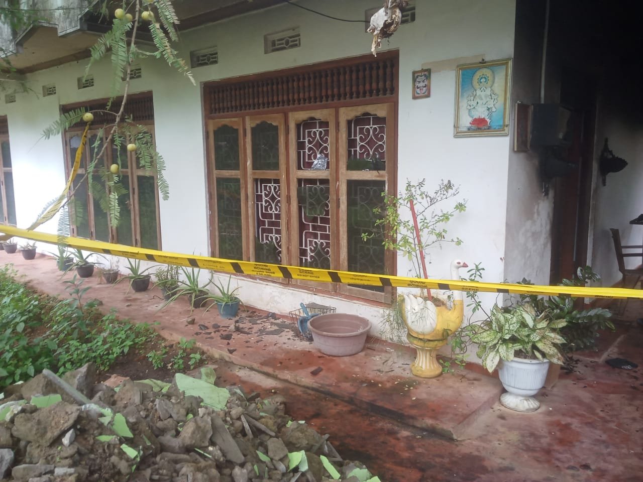 வீடு மற்றும் மோட்டார் சைக்கிள் மீது வன்முறை குழு தாக்குதல்