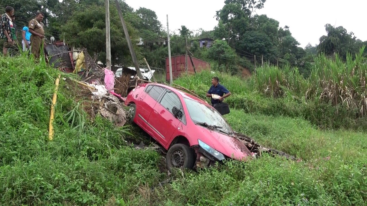 வீதியை விட்டு விலகி கார் விபத்து
