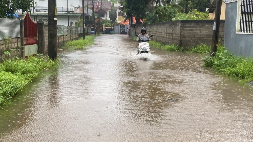 வெள்ளத்தில் மூழ்கியுள்ள ஜெயந்திபுரம்