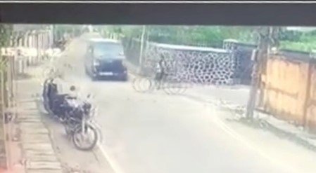 வீதியை கடக்க முற்பட்ட மாணவிக்கு நேர்ந்த ஆபத்து