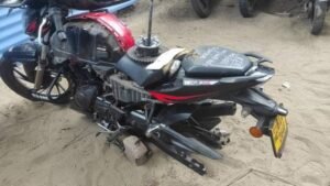 மதுபானத்தைக் கடத்திய இளைஞர்கள் மடக்கி பிடித்த பொதுமக்கள்