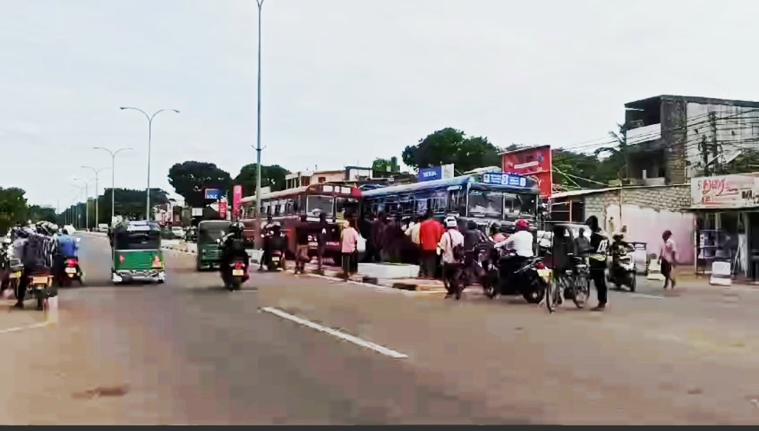 அரச, தனியார் பேருந்து போட்டியால் பயணிகள் தொடர்ந்தும் பாதிப்பு
