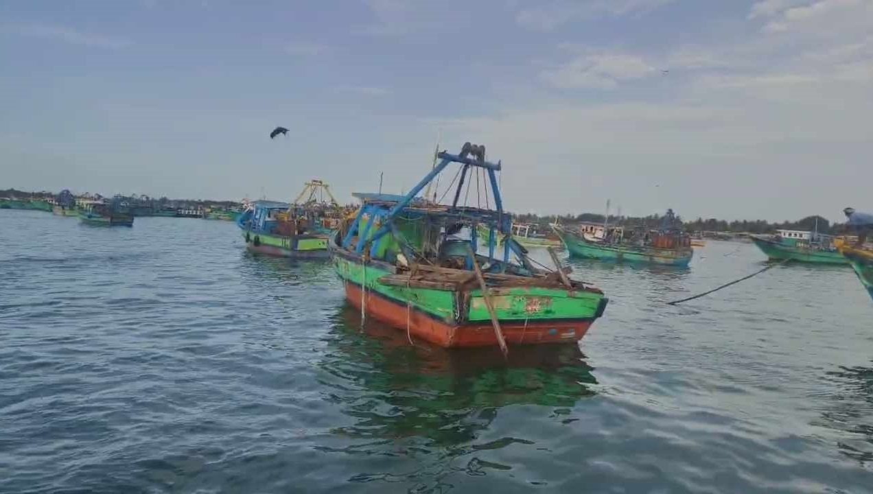 இந்திய மீனவ படகு மீது இலங்கை கடற்படை ரோந்து கப்பல் மோதியதால் மீனவர்களின் படகு சேதம்