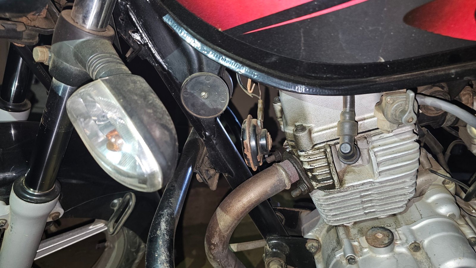 வீதியால் சென்ற இளைஞர்கள் மீது தாக்குதல்