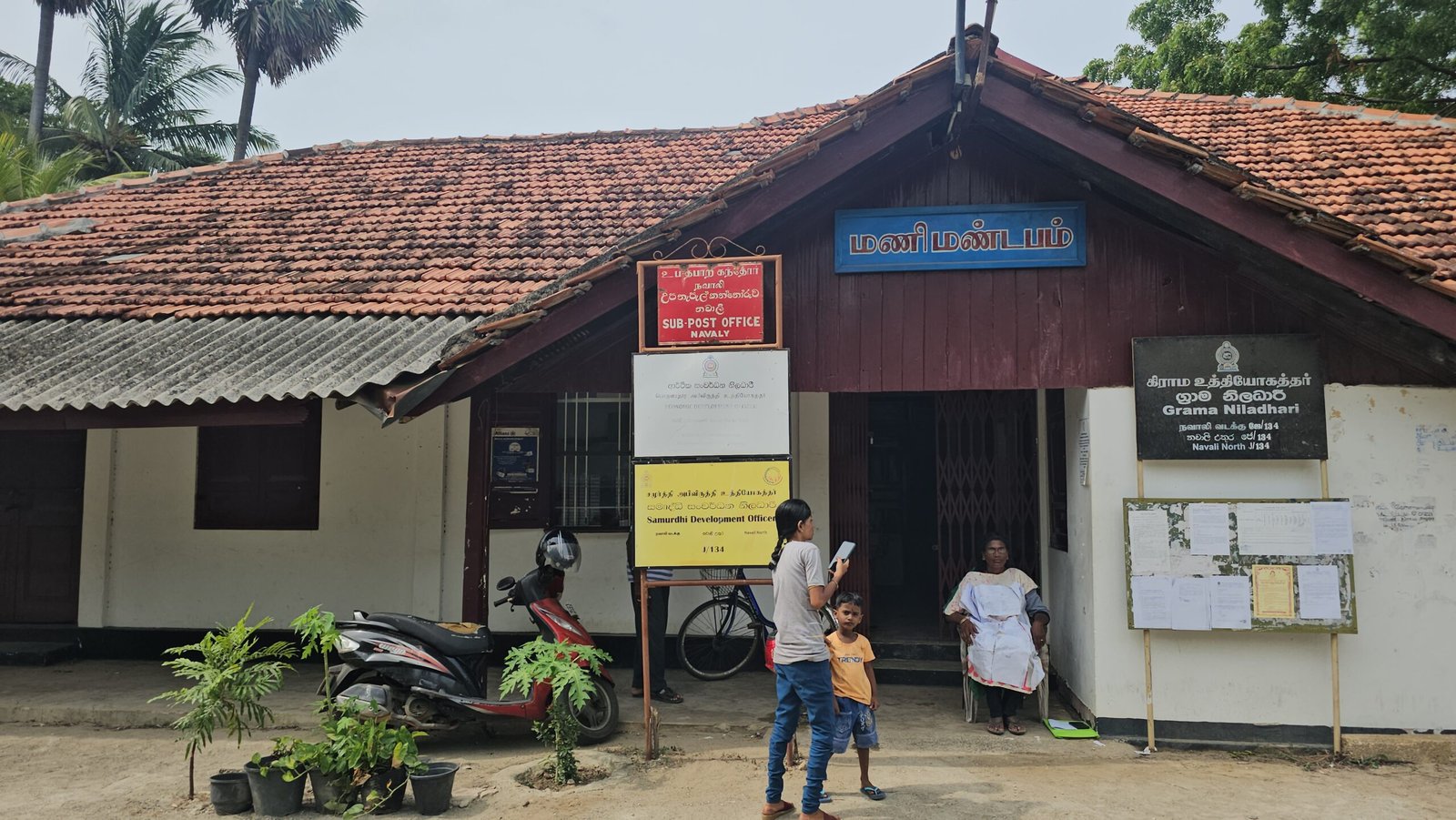 கிராம சேவகருடன் உள்ள பெண் மக்கள் நலத்திட்டங்களில் பாகுபாடு பார்க்கிறார்: பெண்ணொருவர் போராட்டம்
