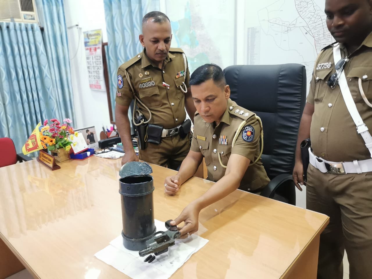 கல்முனையில் கடற்கரையில் இருந்து ரிவோல்வர் ரக துப்பாக்கி மீட்பு