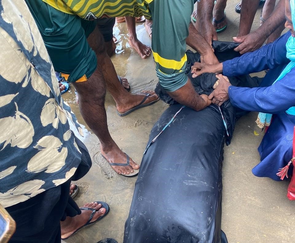 கிண்ணியா கடற்கரையில் பெண்ணொருவரின் சடலம் மீட்பு