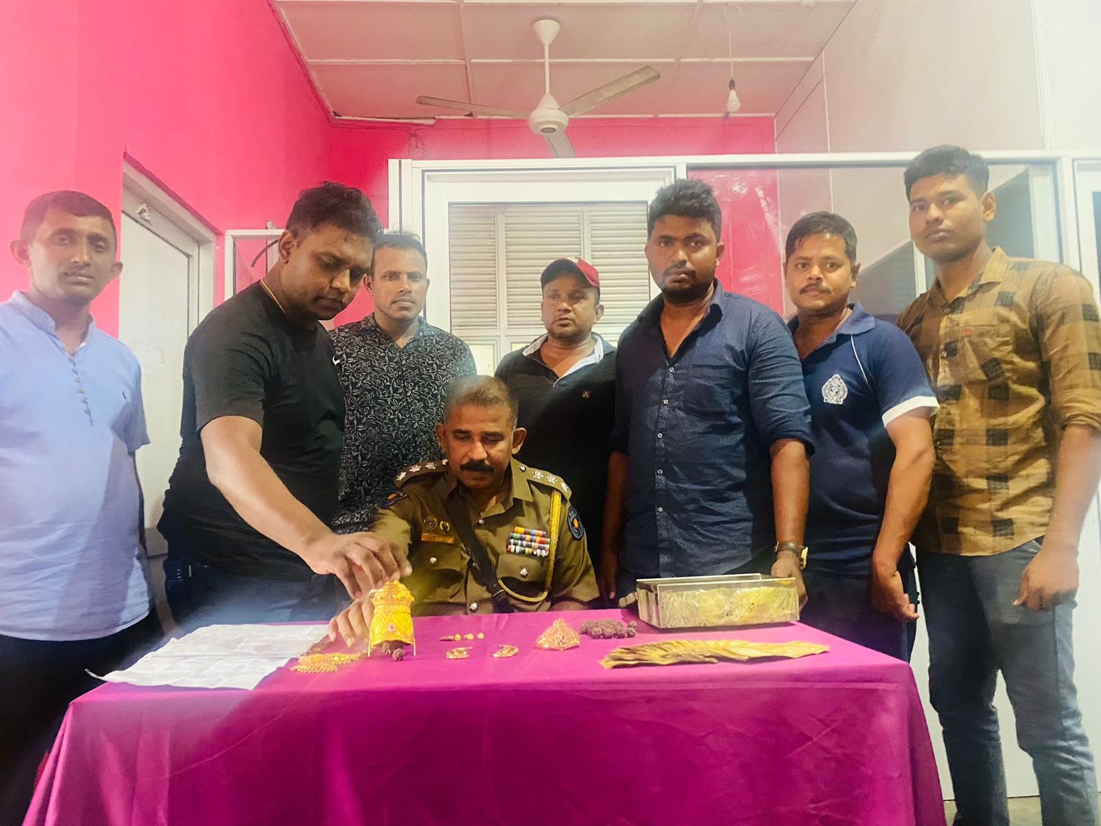 ஆலய நகையை திருடிய குருக்கள் கைது: வெடி கொழுத்தி கொண்டாடிய பக்தர்கள்