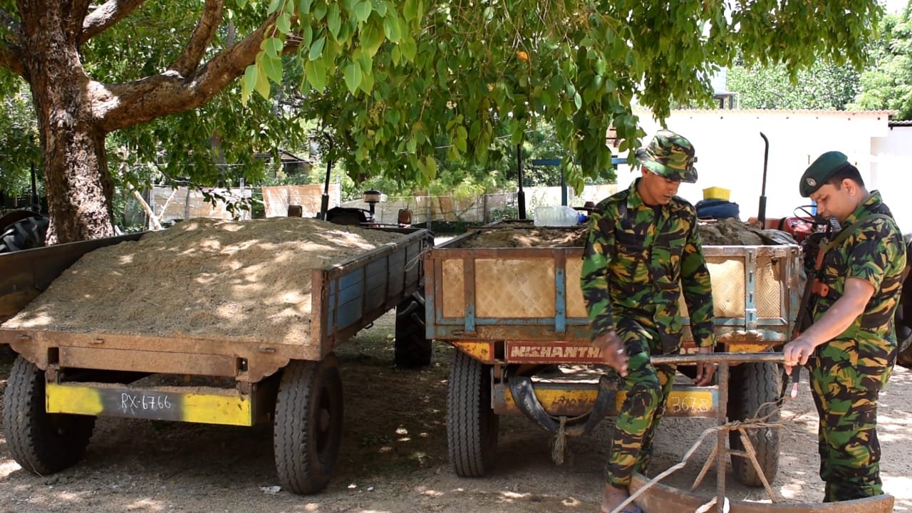 சட்டவிரோத மணல் அகழ்வில் ஈடுபட்ட நான்கு பேர் கைது