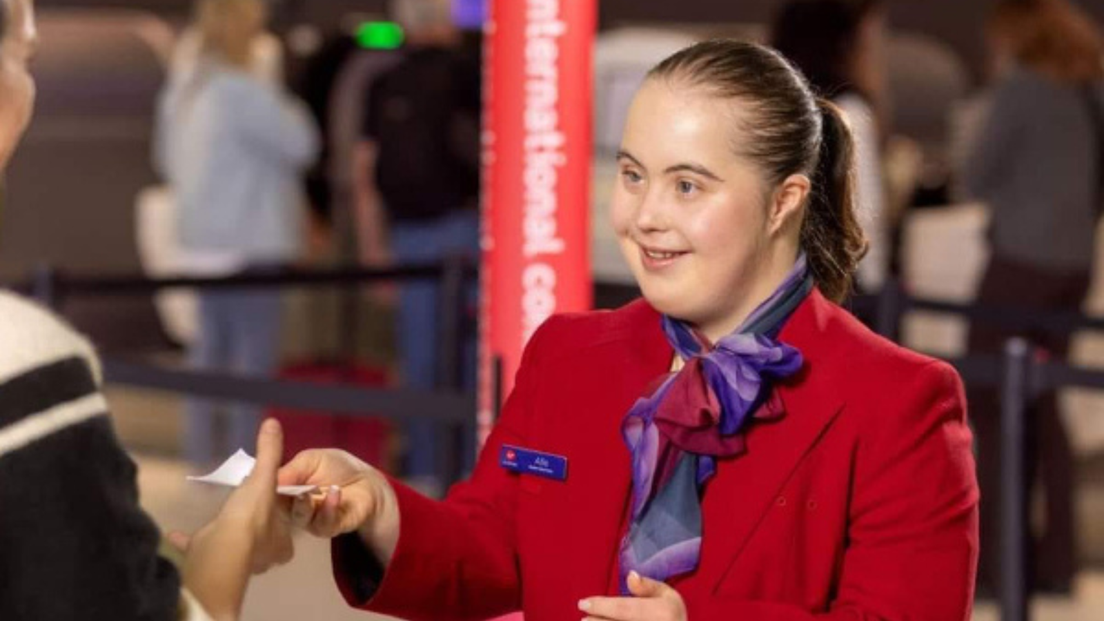 விமான ஊழியரானார் விசேட தேவையுடைய பெண்: சமூக வலைத் தளங்களில் குவியும் பாராட்டுக்கள்