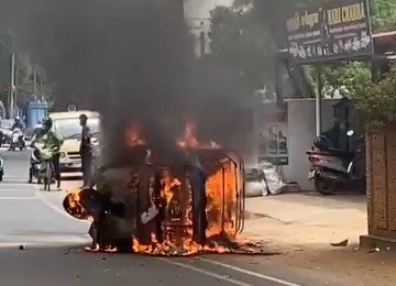 நடுவீதியில் திடீரென தீப்பற்றிய முச்சக்கரவண்டி