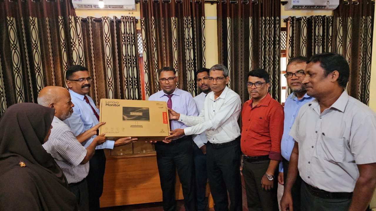 உருமய வேலைத்திட்டத்தினை சிறப்பாக செயல்படுத்திய சம்மாந்துறை பிரதேச செயலகம்: கணணி உபகரணங்கள் வழங்கி கெளரவிப்பு