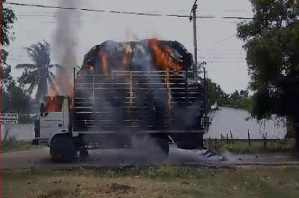 மின்சார கம்பியில் சிக்கி பற்றியெரிந்த பாரவூர்தி