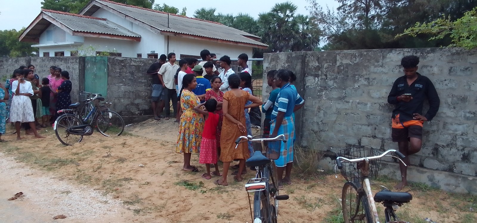 கம்பி வலையால் மூடப்பட்ட பொதுக்கிணற்றிலிருந்து பெண்ணின் சடலம் மீட்பு