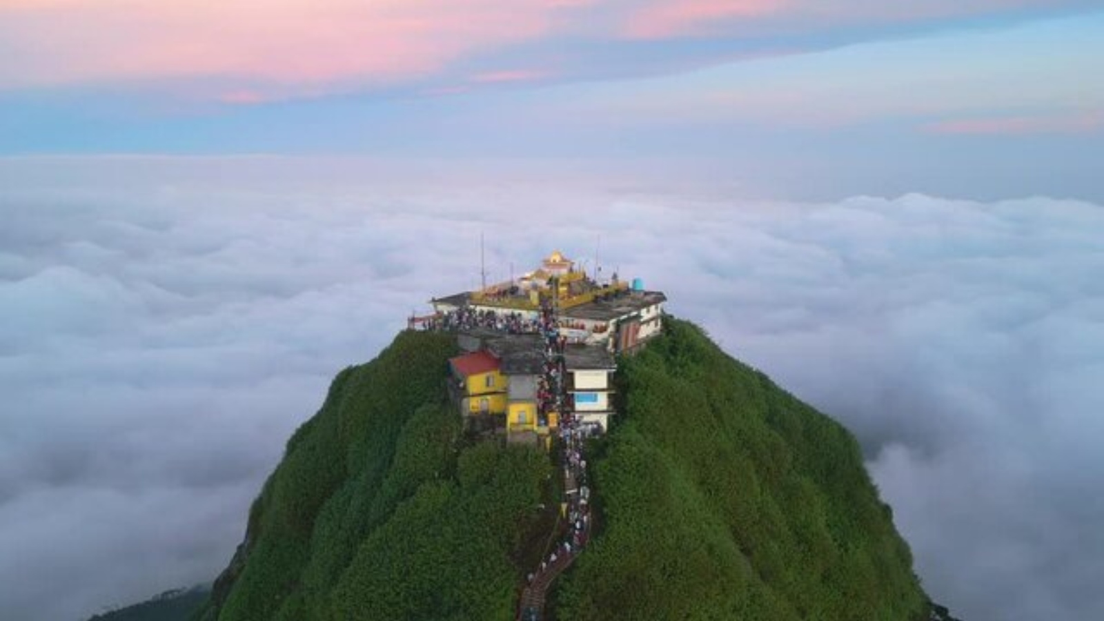 சிவனொளிபாதமலை யாத்திரை காலம்  ஆரம்பம்