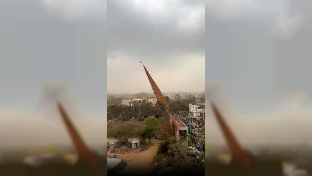 இந்தியாவில் 150 அடி உயர தேர் சாய்ந்து விபத்து : 2 பேர் உயிரிழப்பு