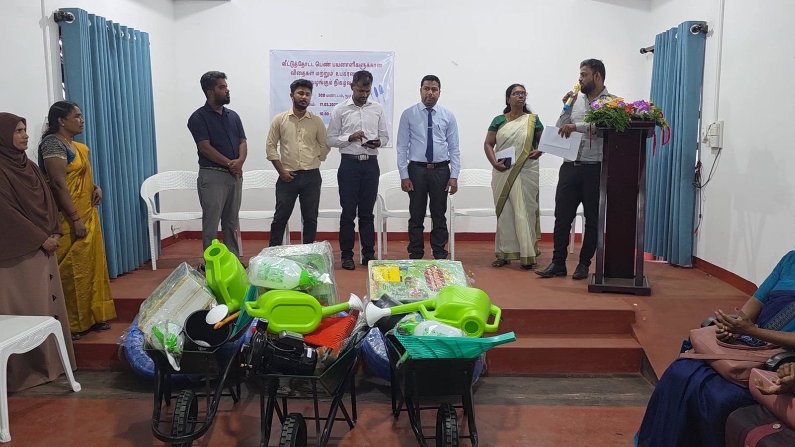 பெண் விவசாயிகளுக்கு உதவி