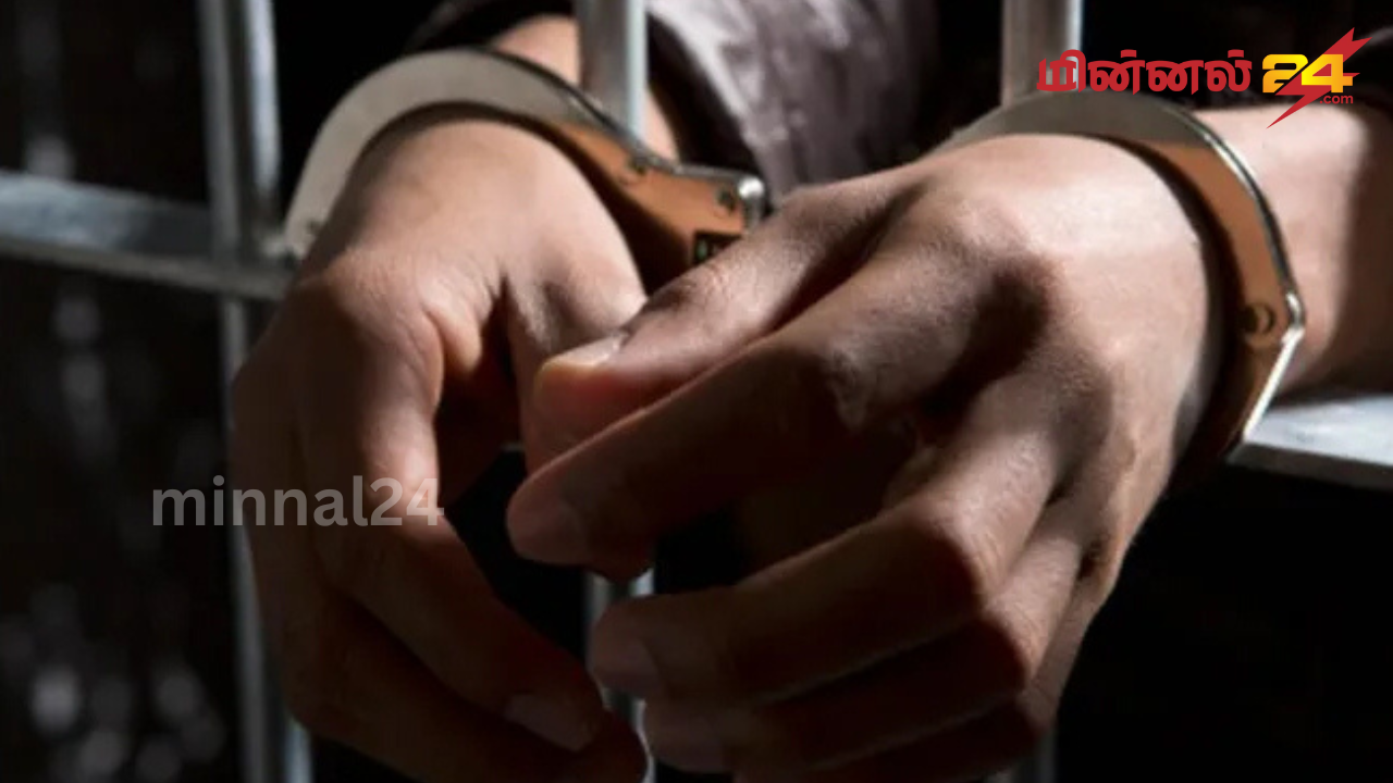 மின்கலங்களை திருட்டு:  கடற்படை முன்னாள் சிப்பாய் உள்ளிட்ட ஐவர் கைது