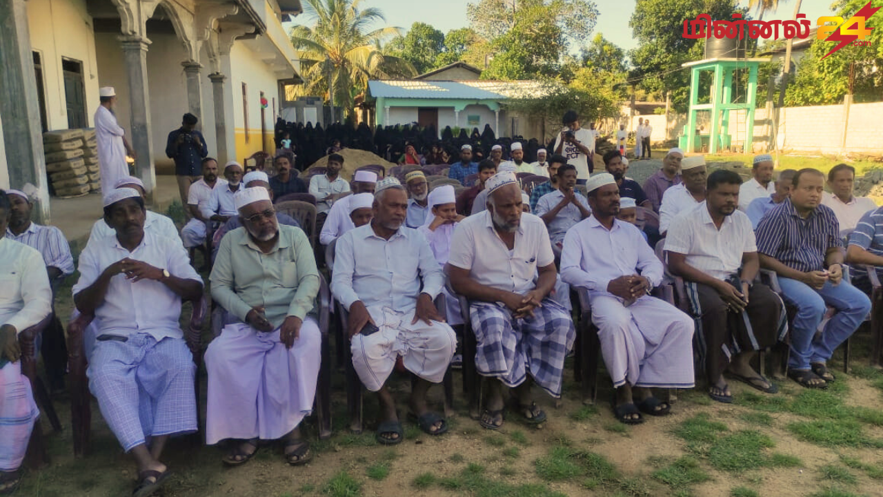 மைமூனா பெண்கள் அரபுக் கல்லூரி மாணவிகளுக்கான தளபாடங்கள் அன்பளிப்பு