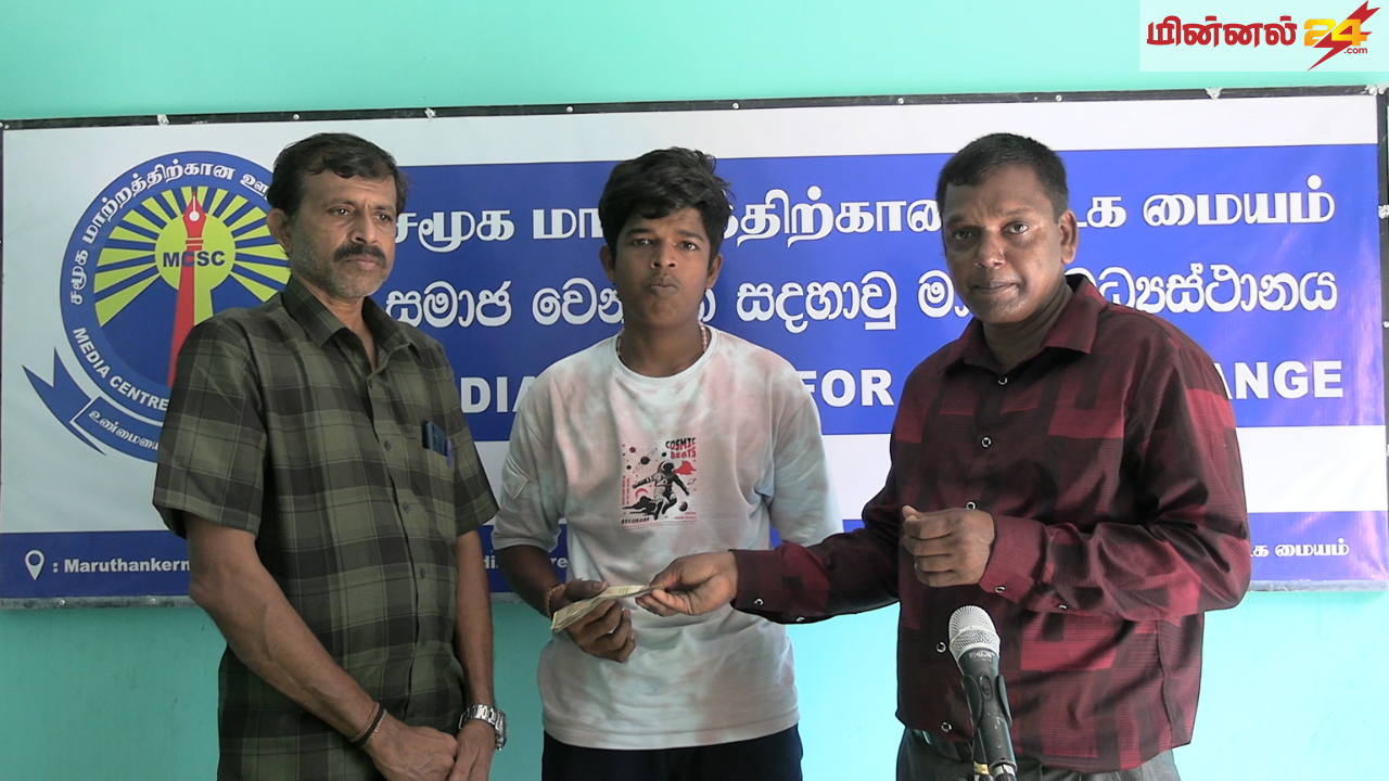 யாழ். மாநகரசபையால் இளைஞனுக்கு உதவித் தொகை வழங்கி வைப்பு