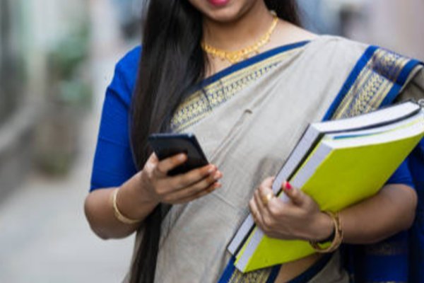 ஆசிரியையின் அந்தரங்க காணொளி தவறான இணையத்தளத்தில்