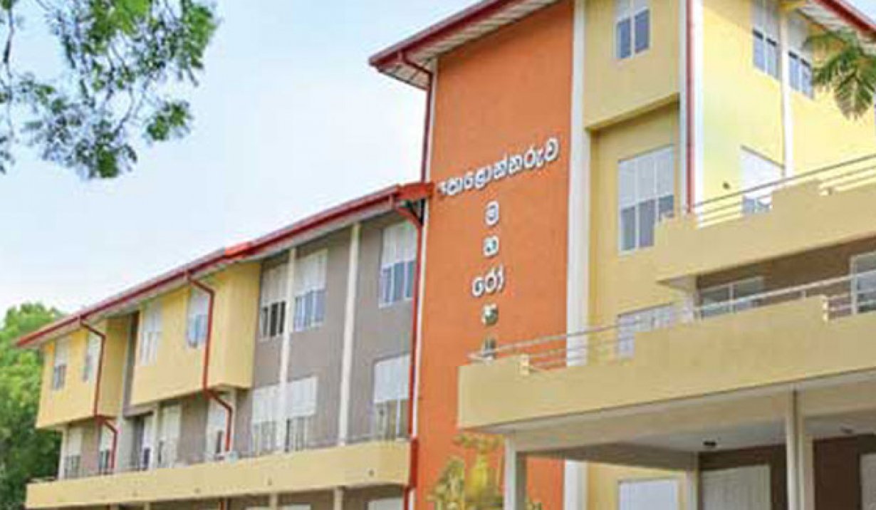 வைத்தியசாலையில் தன்னை தானே தாக்கி உயிரை மாய்த்துக்கொண்ட நபர்