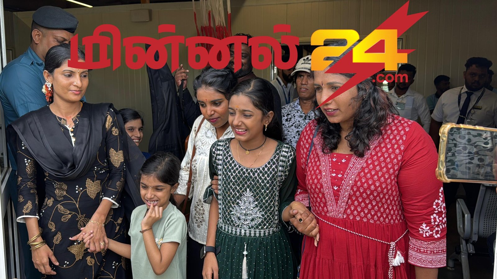 தாய்நாடு திரும்பிய யாழ். குயில் பிரியங்கா: வரவேற்க திரண்ட மக்கள்