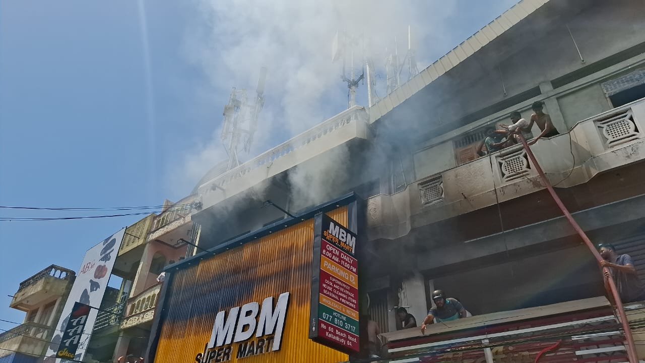 காத்தான்குடியில் வர்த்தக நிலையத்தில் பாரிய தீ பரவல் -வீடியோ இணைப்பு –