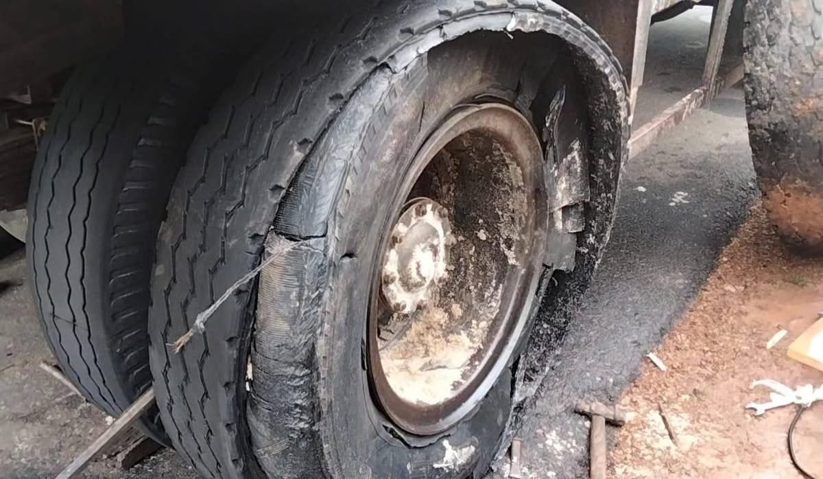 சட்டவிரோத மணலுடன் தப்பியோடிய கனரக வாகனம் மீது துப்பாக்கி சூடு!