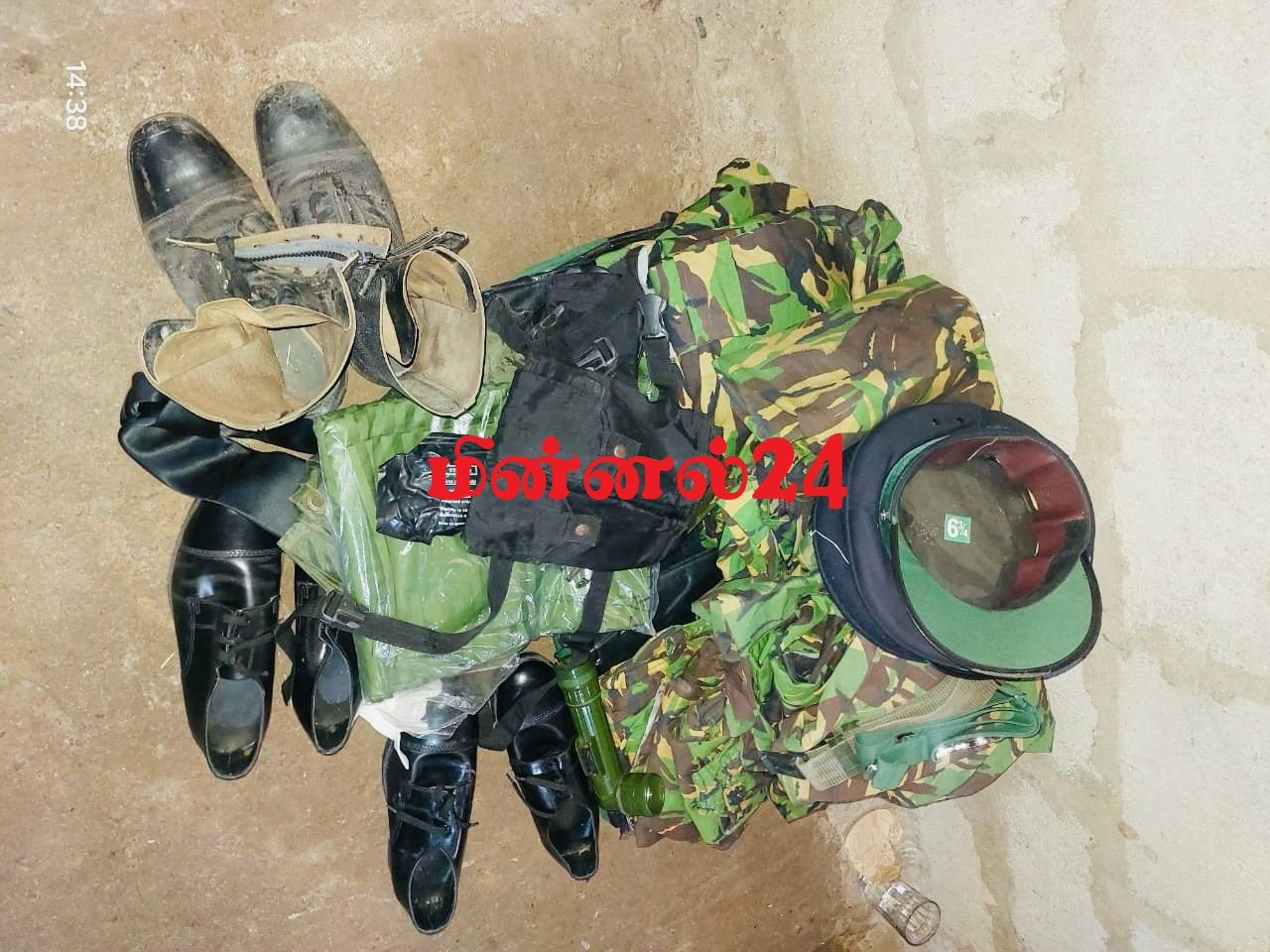 வவுனியாவில் வீட்டிலிருந்து பெருந் தொகை ஆயுதங்களுடன் அதிரடிப்படை வீரர் உட்பட இருவர் கைது