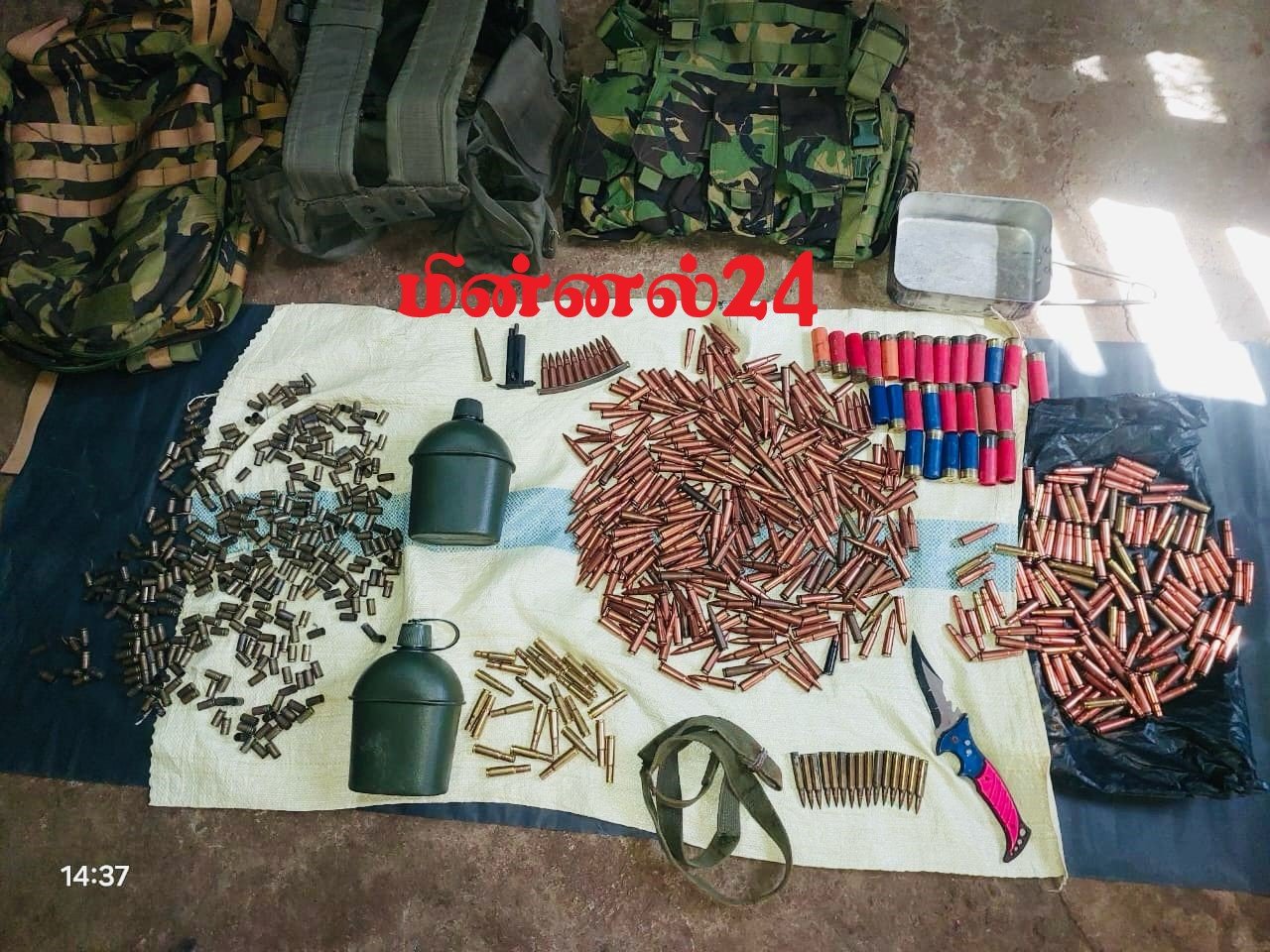 வவுனியாவில் வீட்டிலிருந்து பெருந் தொகை ஆயுதங்களுடன் அதிரடிபடை வீரர் உட்பட இருவர் கைது
