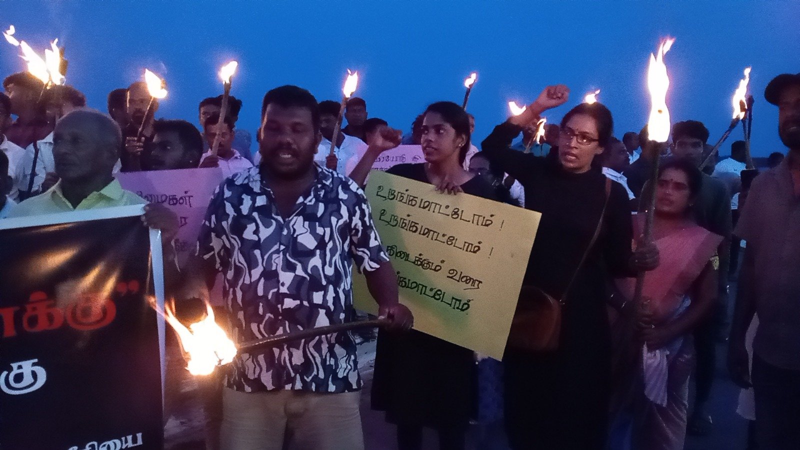 மட்டக்களப்பில் தீப்பந்தங்களை ஏந்தி அணையா விளக்கு போராட்டத்திற்கு ஆதரவு