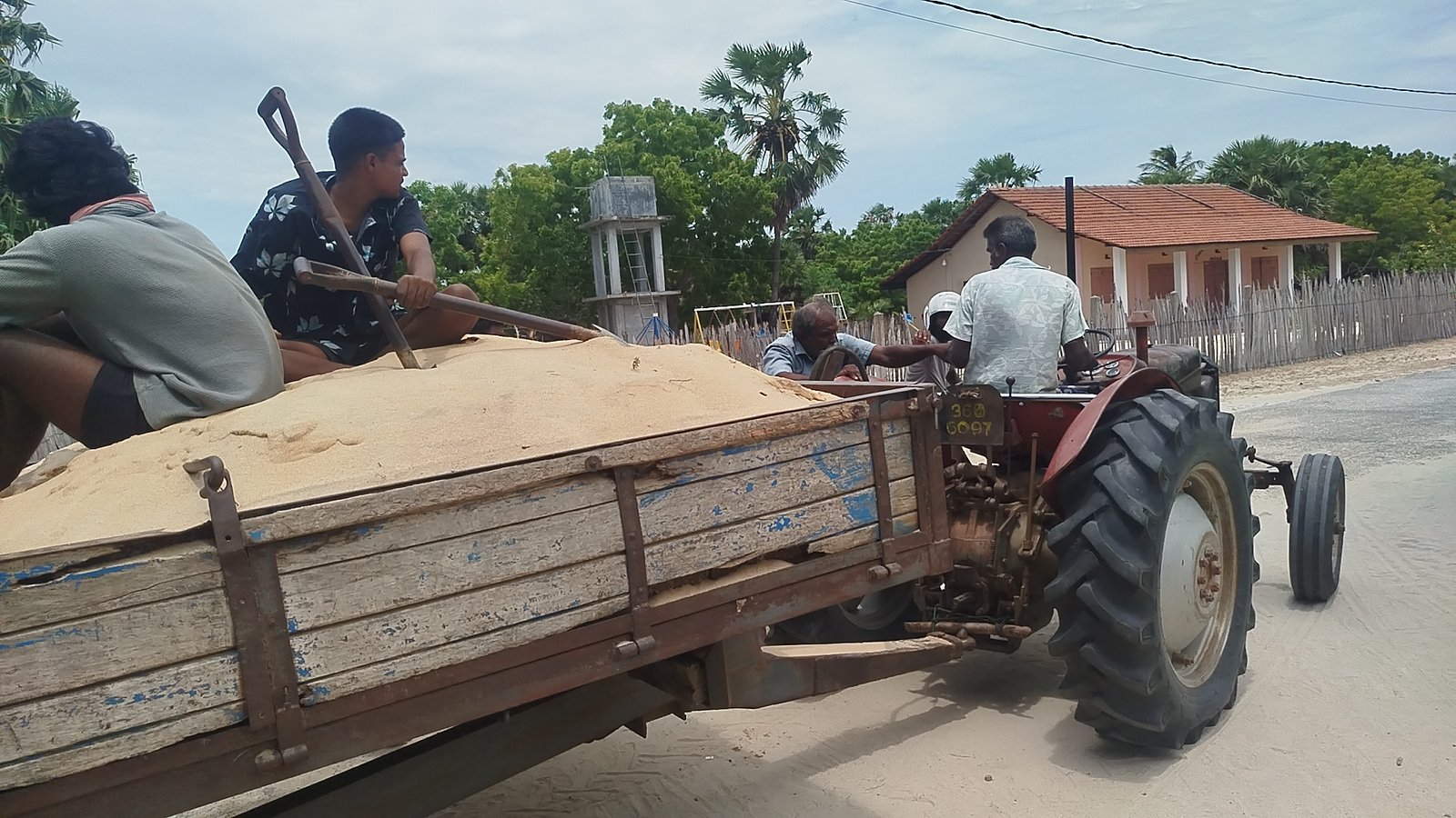 யாழில் பிரதேச மக்களின் எதிர்ப்பின் மத்தியிலும் நல்லூர் திருவிழாவுக்கு பொலிஸ் பாதுகாப்புடன் மண் விநியோகம்