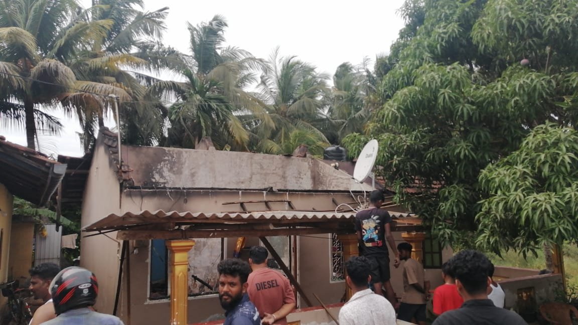 தம்பலகாமத்தில் வீடு தீப்பற்றியதில் முற்றாக சேதம்