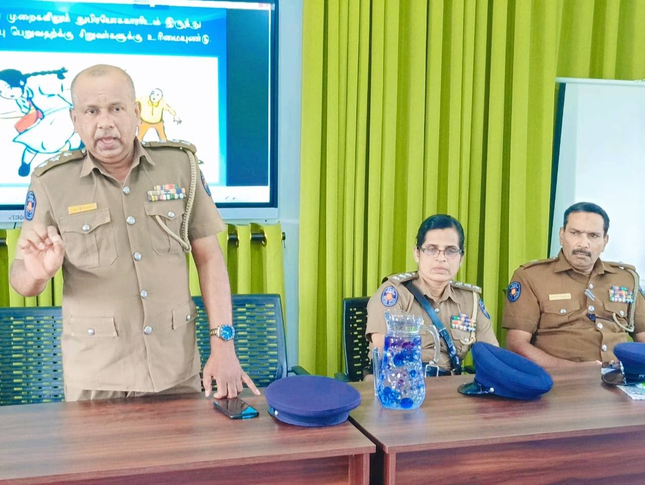 சிறுவர் துஷ்பிரயோகம் தொடர்பாக மாணவிகளை விழிப்பூட்டும் செயலமர்வு