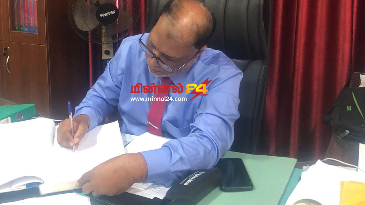 சம்மாந்துறை முஸ்லிம் மத்திய மகா வித்தியாலயத்தின் புதிய அதிபராக ஏ.ஆர்.எம்.உவைஸ் பதவியேற்பு