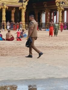 நல்லூர் ஆலய வளாகத்தினுள் பாதணியுடன் நுழைந்த பொலிஸ் அதிகாரி