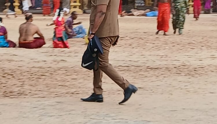 நல்லூர் ஆலய வளாகத்தினுள் பாதணியுடன் நுழைந்த பொலிஸ் அதிகாரி