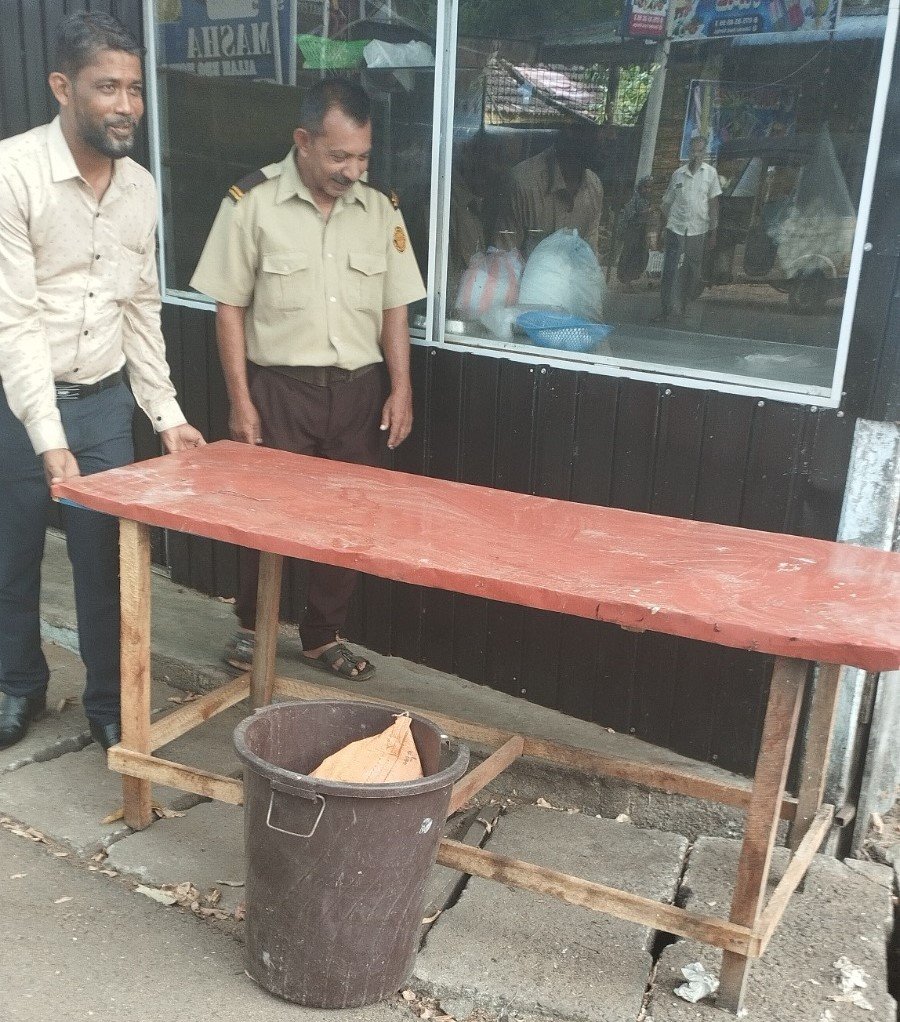 கிண்ணியா வீதியில் : போக்குவரத்துக்கு தடையான பொருட்கள் அகற்றப்பட்டன